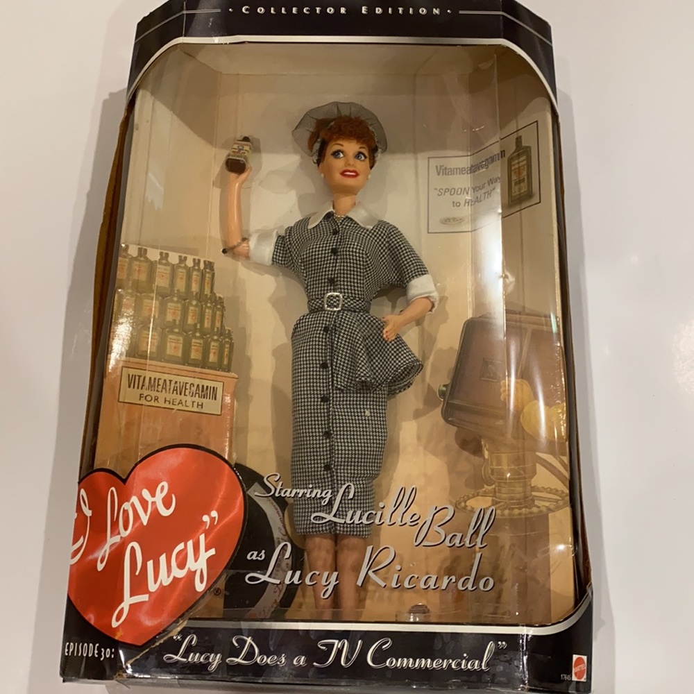 LUCILLE BALL COLLECTORS EDITION DOLL - Picture 8 of 15
